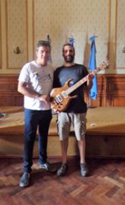 Donaci�n de una guitarra el�ctrica para la Escuela de M�sica